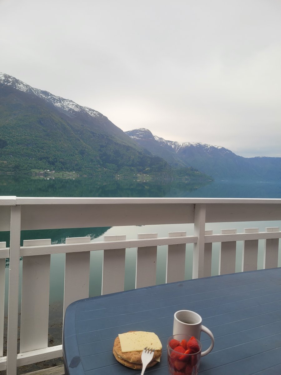 déjeuner sur la terrasse près du fjord