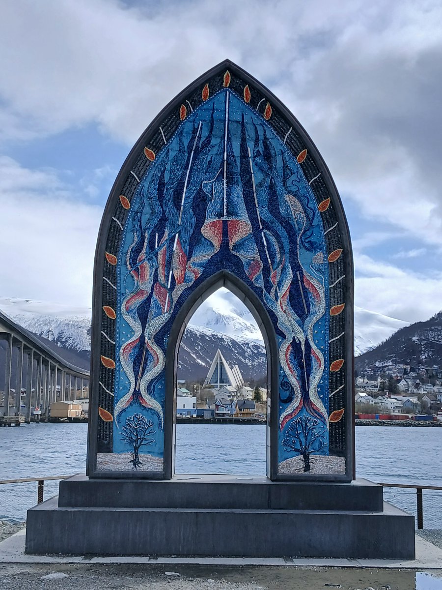 Vue sur la cathédrale arctique de Tromso