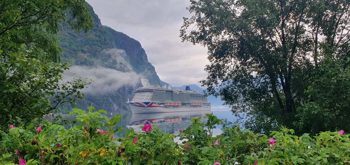 bateau de croisière dans le fjord de Aurland