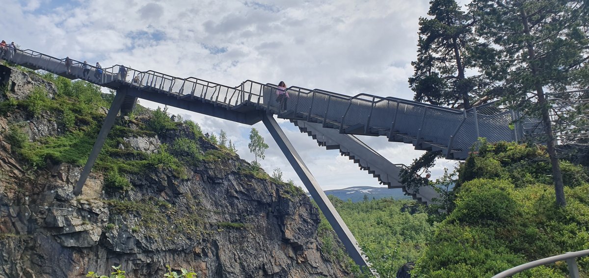 le pont suspendu au dessus de la cascade Vorinfossen